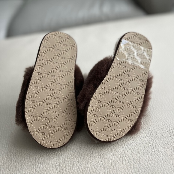 NWOB - UGG Kids’ Fluffy Yeah Lion Stuffie - Size 11 - Picture 4 of 5